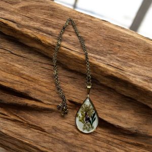 Collier pendentif goutte en résine avec fleurs séchées